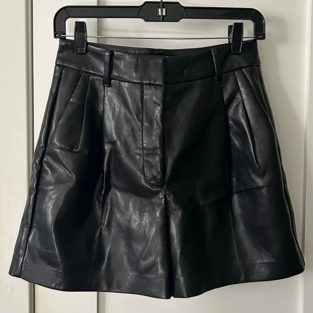 Aritzia Wilfred Black High-Waisted Pleated Vegan Faux Leather Shorts Size 4